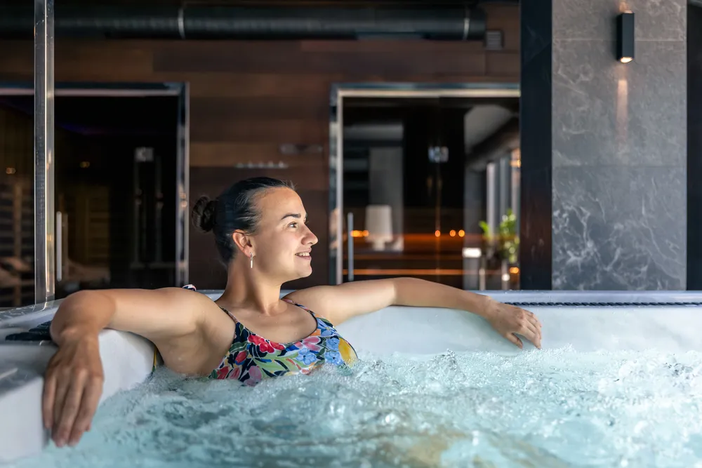 femme appréciant le confort d'un spa hot spring 